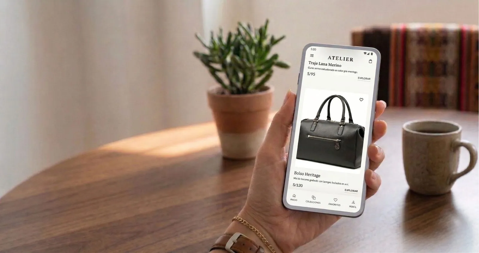 App móvil de una tienda de accesorios mostrando un producto con su precio en soles, sostenida en la mano